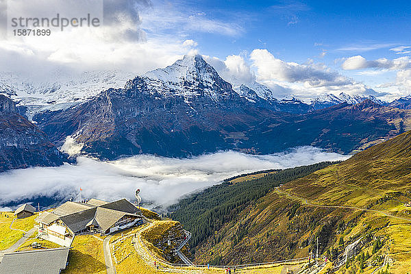 Wanderer bewundern die Herbstlandschaft von einem erhöhten Steg aus  Cliff Walk by Tissot  First  Grindelwald  Berner Alpen  Kanton Bern  Schweiz  Europa