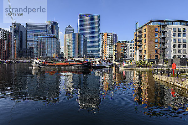 Reflections of Canary Wharf and Docklands  London  England  Vereinigtes Königreich  Europa