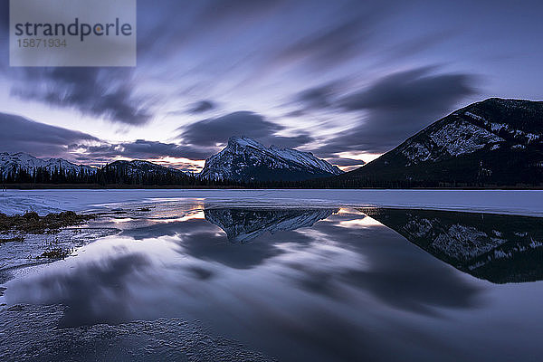 Mount Rundle und Vermillion Lakes bei Sonnenaufgang  Banff National Park  UNESCO-Weltkulturerbe  Alberta  Kanadische Rockies  Kanada  Nordamerika