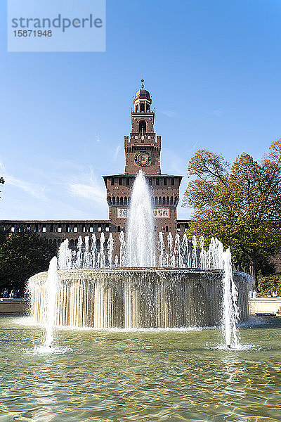 Ein Springbrunnen vor dem Uhrenturm Torre del Filrete auf dem Castello Sforzesco  Mailand  Lombardei  Italien  Europa