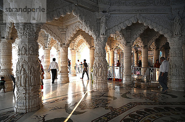 Besucher des Swaminarayan-Tempels aus weißem Marmor  der nach dem Erdbeben von 2001 errichtet wurde  Bhuj  Gujarat  Indien  Asien