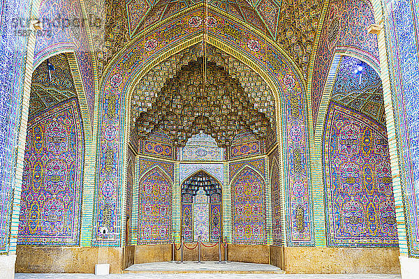 Nasir-ol-Molk-Moschee (Rosa Moschee)  geflieste Wände und Stuckdecken  Shiraz  Provinz Fars  Iran  Naher Osten