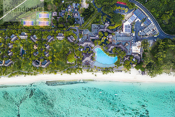 Luftaufnahme einer Drohne von einer luxuriösen Ferienanlage am palmengesäumten Strand mit Blick auf die tropische Lagune  Le Morne Brabant  Mauritius  Indischer Ozean  Afrika