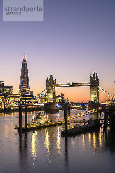 The Shard und Tower Bridge bei Sonnenuntergang an der Themse  London  England  Vereinigtes Königreich  Europa