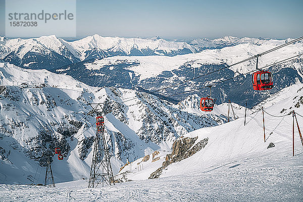 Rote Skilifte im Skigebiet La Plagne  Tarentaise  Savoyen  Französische Alpen  Frankreich  Europa