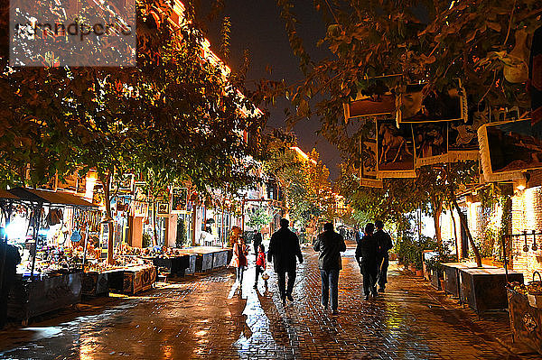 Spaziergänger auf der Hauptstraße bei Nacht  Alt-Kashgar  Xinjiang  China  Asien