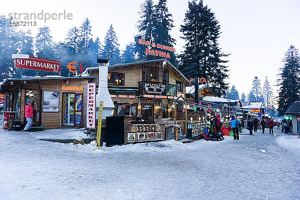 Borovets Ski Resort  Bars und Restaurants am Fuße des Skihügels  Bulgarien  Europa