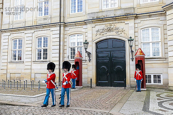 Wachablösung  Schloss Amalienborg  Kopenhagen  Dänemark  Skandinavien  Europa