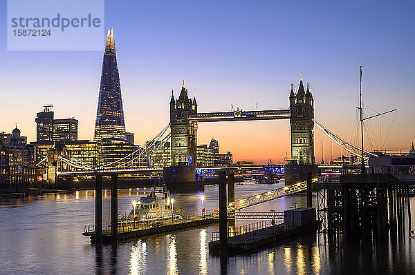 The Shard und Tower Bridge an der Themse bei Nacht  London  England  Vereinigtes Königreich  Europa