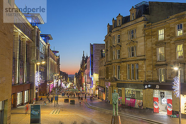 Buchanan Street zu Weihnachten  Stadtzentrum  Statue von Donald Dewar  Glasgow  Schottland  Vereinigtes Königreich  Europa