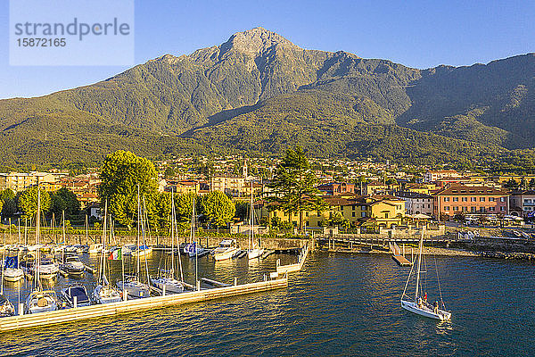 Segelboot im Hafen des Dorfes Colico  Comer See  Lombardei  Italienische Seen  Italien  Europa