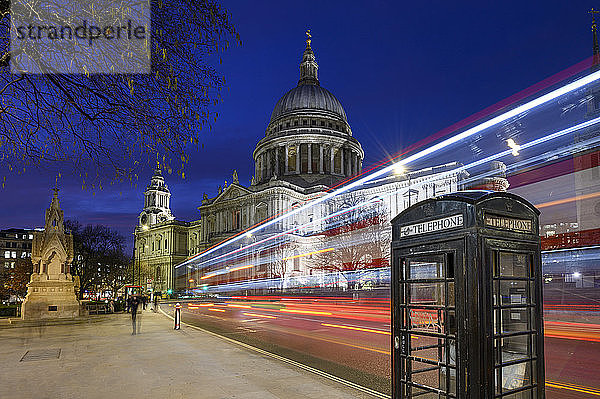 St. Paul's Cathedral in der Abenddämmerung mit Verkehrsspuren  London  England  Vereinigtes Königreich  Europa