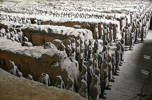 Terrakotta-Armee  mit Kaiser Qin Shi Huang 210-209 v. Chr. begrabene Grabskulpturen  UNESCO-Weltkulturerbe  Xian  Shaanxi  China  Asien