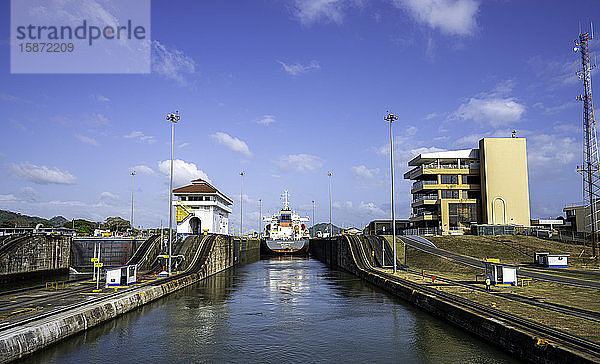 Blick auf die Miraflores-Schleusen und das Besucherzentrum vom Panamakanal aus  Panama  Mittelamerika