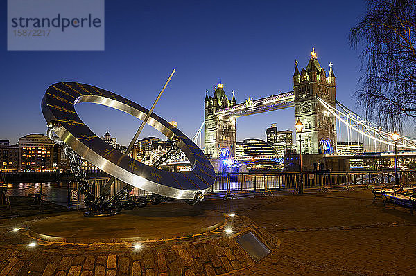 Die Timepiece-Sonnenuhr und die Tower Bridge bei Sonnenuntergang  St. Katharine's und Wapping  London  England  Vereinigtes Königreich  Europa
