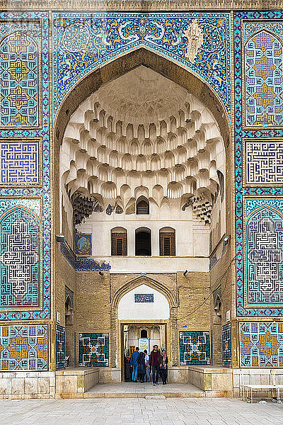 Meydan-e Gandj-e Ali Khan-Platz  Portal mit blau bemalten Keramikfliesen  Kerman  Provinz Kerman  Iran  Naher Osten