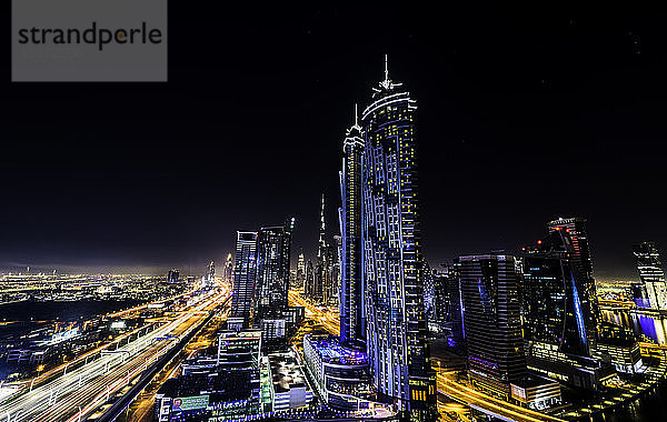 Langzeitbelichtung mit Blick auf Dubai bei Nacht  Vereinigte Arabische Emirate  Naher Osten