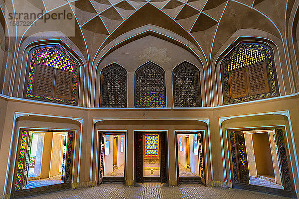 Pavillon unter dem Windfang und den bunten Glasfenstern  Dolat Abad Garten  Yazd  Iran  Naher Osten