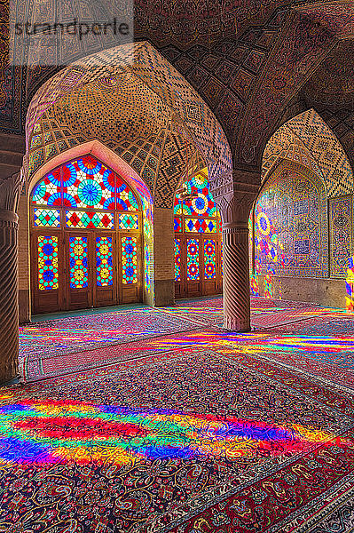 Nasir-ol-Molk-Moschee (Rosa Moschee)  Lichtmuster von farbigen Glasmalereien  die den Iwan beleuchten  Shiraz  Provinz Fars  Iran  Naher Osten