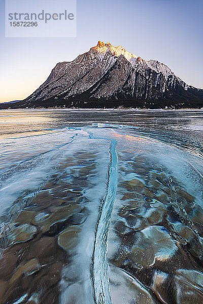 Eisbildung am Abrahamsee  Kootenay Plains  Alberta  Kanadische Rocky Mountains  Kanada  Nordamerika