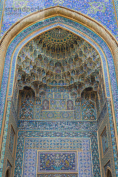 Mozaffari Jame Moschee (Freitagsmoschee)  Detail der mit Blumenmustern verzierten Fassade  Kerman  Provinz Kerman  Iran  Naher Osten
