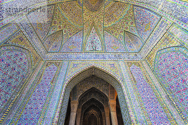 Mit bunten Fayence-Fliesen bedeckte Wände und Decken  Vakil-Moschee  Shiraz  Provinz Fars  Iran  Naher Osten