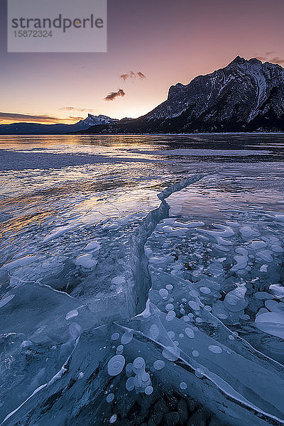 Eisspalt am Abrahamsee  Kootenay Plains  Alberta  Kanadische Rocky Mountains  Kanada  Nordamerika