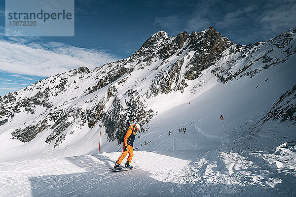 Snowboarder bei der Abfahrt im Skigebiet La Plagne  Tarentaise  Savoyen  Französische Alpen  Frankreich  Europa