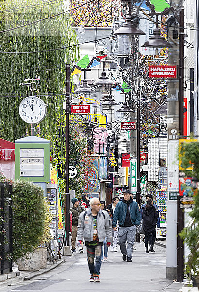 Menschen gehen an Geschäften vorbei  Harajuku  Tokio  Honshu  Japan  Asien