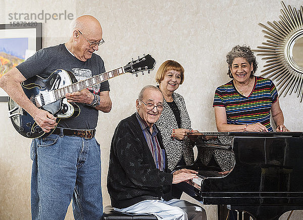 Lächelnde ältere Menschen  die Instrumente spielen