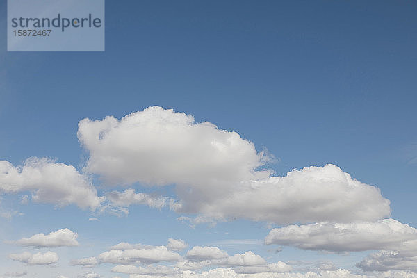 Wolken am blauen Himmel