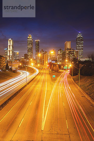 USA  Georgia  AtlantaVerkehr auf dem Highway bei Nacht