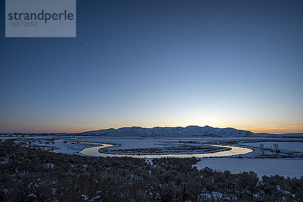 Hügel und Bach mit Schnee in Picabo  Idaho