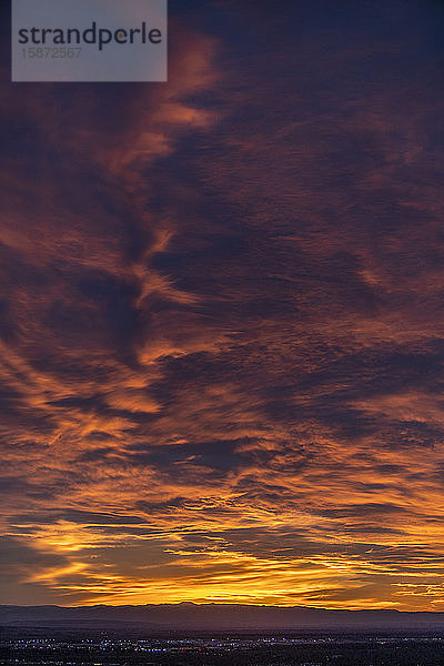 Wolken am Himmel bei Sonnenuntergang