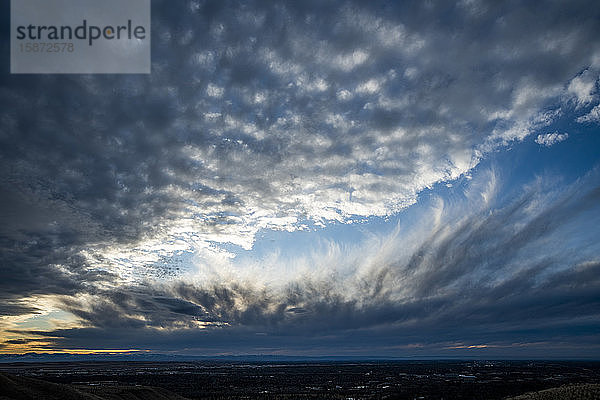 Wolken am Himmel bei Sonnenuntergang