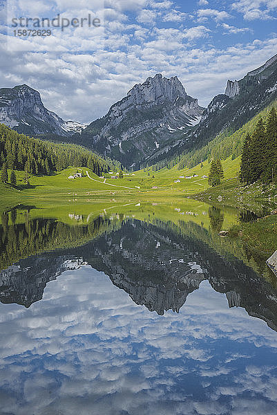 See und Berge in Samtisersee  Schweiz