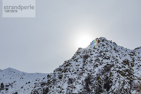 Sonnenuntergang über verschneitem Berg