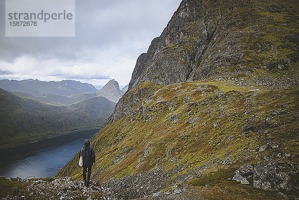 Junger Mann beim Wandern auf einem Berg in Norwegen