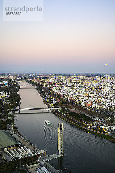 Spanien  Andalusien  Sevilla  Blick von oben auf den Fluss Guadalquivir