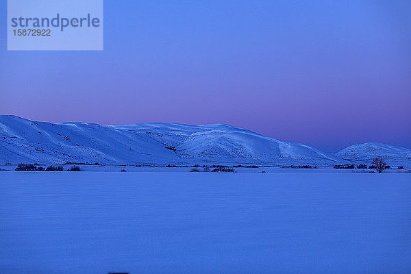 Verschneite Berge bei Sonnenaufgang