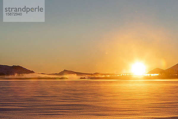 Feld im Nebel bei Sonnenaufgang