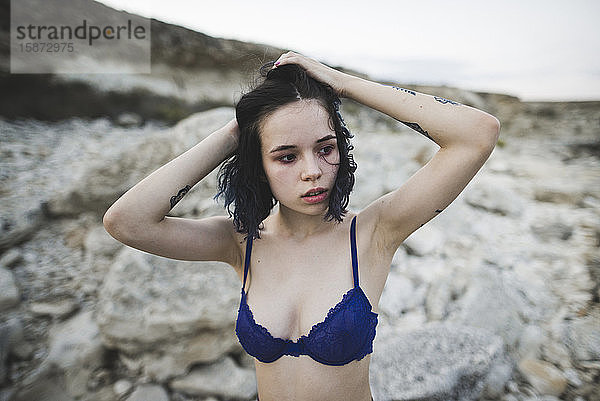 Junge Frau mit blauem BH am Strand