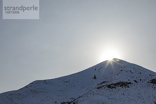 Sonnenuntergang über verschneitem Berg