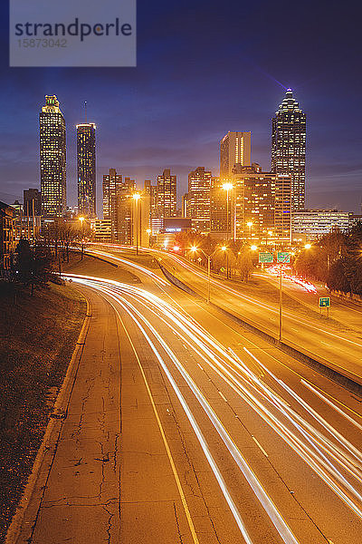 USA  Georgia  AtlantaVerkehrsampelspuren in der Stadt bei Nacht