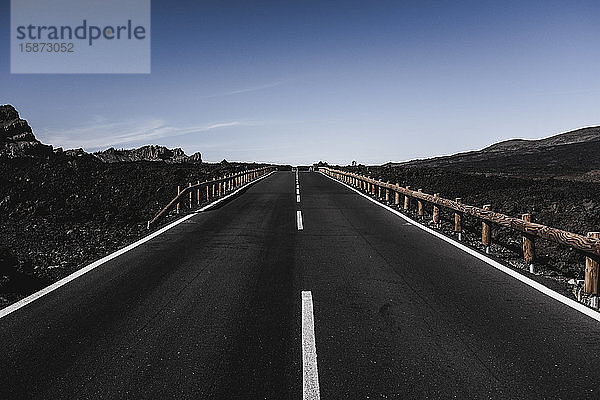 Autobahn im Teide-Nationalpark auf Teneriffa  Spanien
