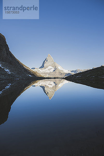 Matterhorn und See im Wallis  Schweiz