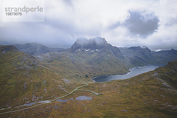 Wolken über Bergen in Senja  Norwegen