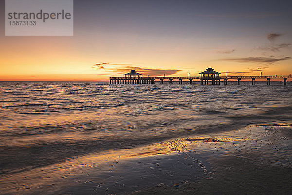 USA  Florida  Fort Myers Beach  Pier im Meer bei Sonnenuntergang