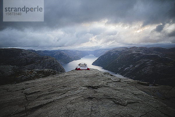 Zelt auf der Klippe Preikestolen in Rogaland  Norwegen