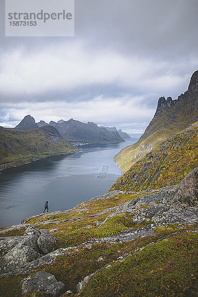 Junger Mann beim Wandern auf einem Berg in Norwegen